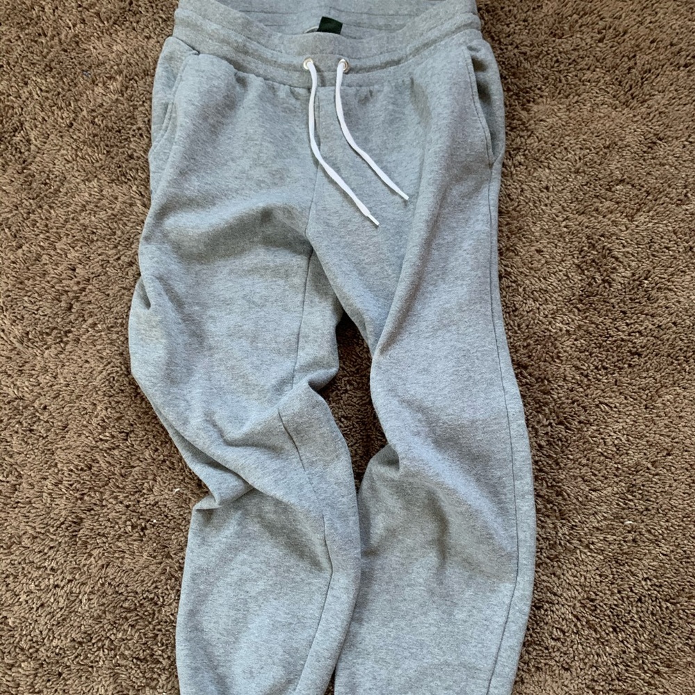 grey women’s cuffed sweatpants